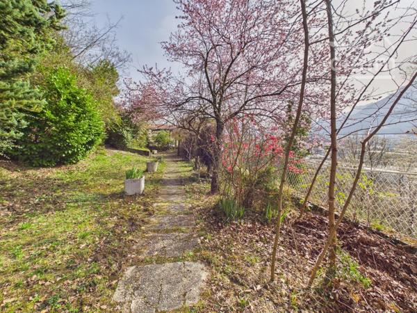 Maison individuelle à rénover de plus de 180 m² – Fort potentiel – Vue exceptionnelle sur les massifs