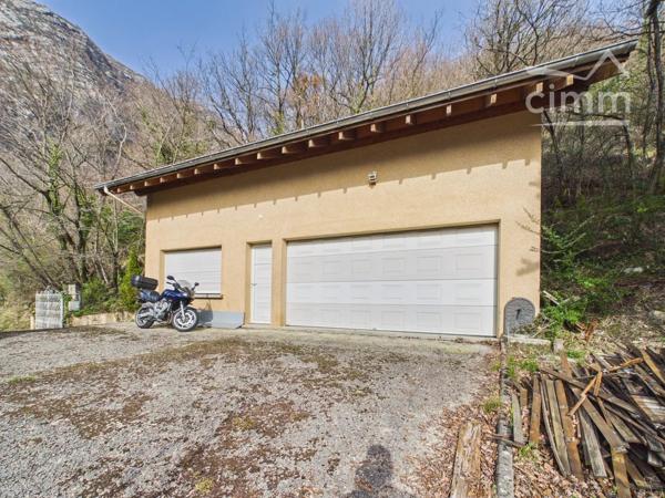 Maison individuelle à rénover de plus de 180 m² – Fort potentiel – Vue exceptionnelle sur les massifs