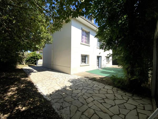 "Maison spacieuse à Villeneuve-sur-Lot, calme et confort."