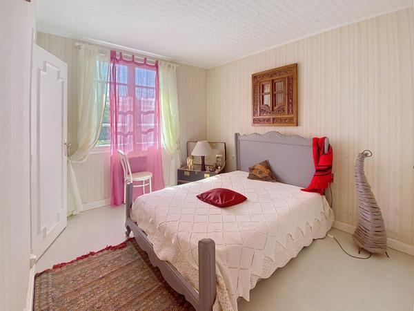 "Maison spacieuse à Villeneuve-sur-Lot, calme et confort."