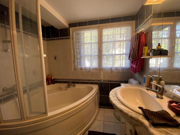 "Maison spacieuse à Villeneuve-sur-Lot, calme et confort."