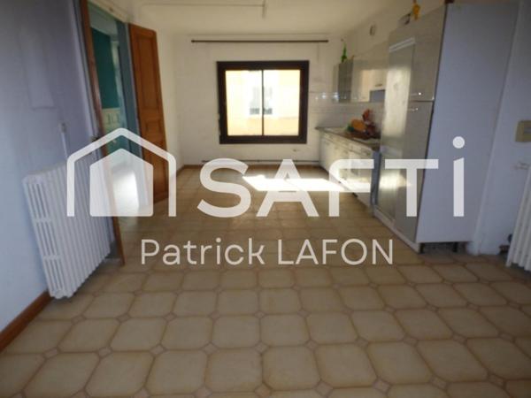 Maison avec extérieur et 3 grandes chambres.