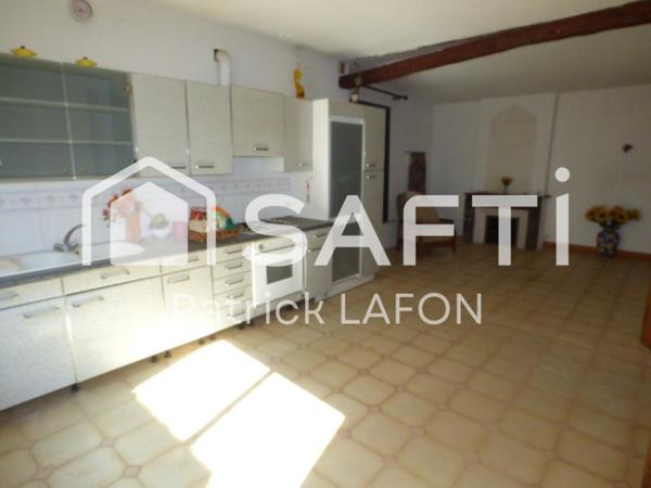 Maison avec extérieur et 3 grandes chambres.