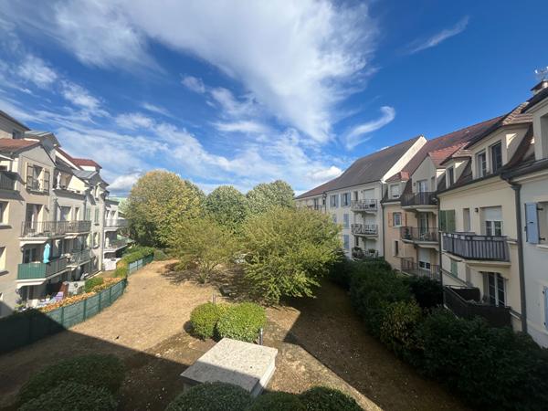 VAURÉAL COEUR DE VILLE - 3 PIÈCES AVEC BALCON !