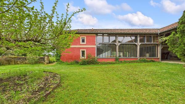 Ensemble immobilier empreint de charme, d'authenticité et d'une élégance discrète. Marciac