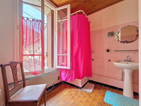 Maison de village avec terrasse, jardin, caves, garage et grenier aménageable – 136 m² habitables | Produit coup de cœur dans un cadre unique