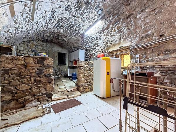 Maison de village avec terrasse, jardin, caves, garage et grenier aménageable – 136 m² habitables | Produit coup de cœur dans un cadre unique