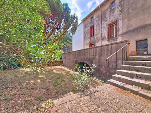 Maison de village avec terrasse, jardin, caves, garage et grenier aménageable – 136 m² habitables | Produit coup de cœur dans un cadre unique