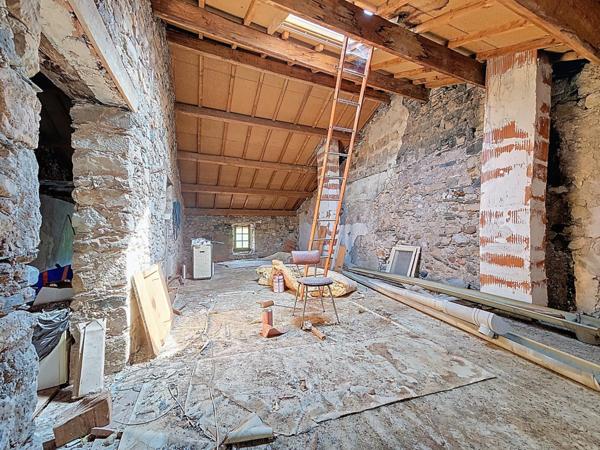 Maison de village avec terrasse, jardin, caves, garage et grenier aménageable – 136 m² habitables | Produit coup de cœur dans un cadre unique