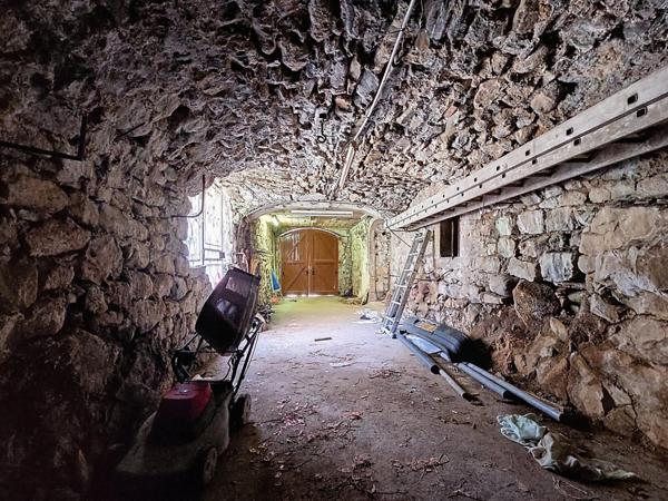 Maison de village avec terrasse, jardin, caves, garage et grenier aménageable – 136 m² habitables | Produit coup de cœur dans un cadre unique