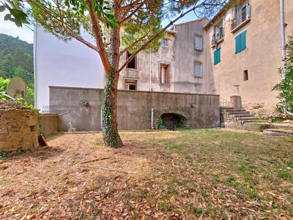 Maison de village avec terrasse, jardin, caves, garage et grenier aménageable – 136 m² habitables | Produit coup de cœur dans un cadre unique