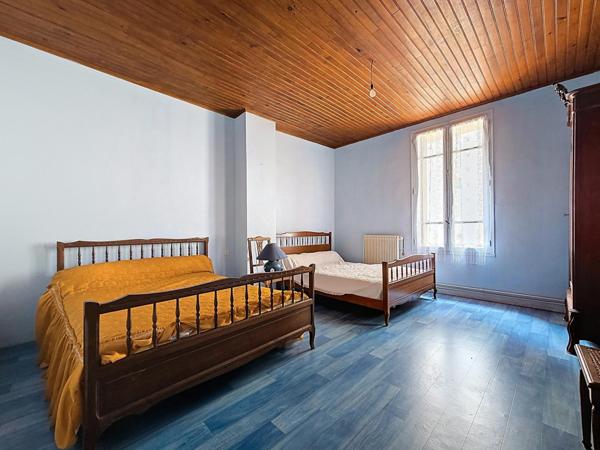 Maison de village avec terrasse, jardin, caves, garage et grenier aménageable – 136 m² habitables | Produit coup de cœur dans un cadre unique