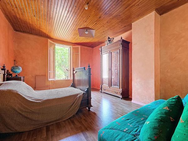 Maison de village avec terrasse, jardin, caves, garage et grenier aménageable – 136 m² habitables | Produit coup de cœur dans un cadre unique