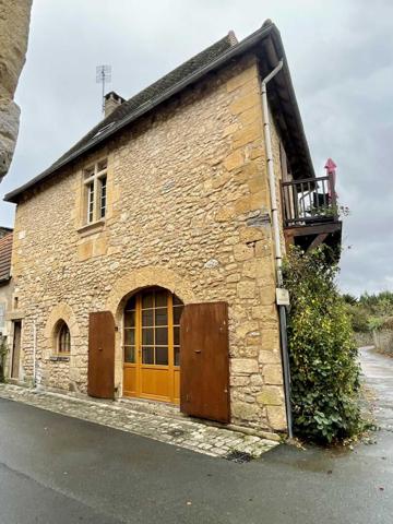 Maison ancienne - Montignac-lascaux Dans le centre historique de Montignac-Lascaux, charmante maison en pierre rénovée.