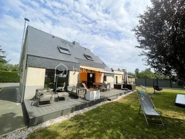 ✨ Maison contemporaine de 153 m² – Un havre de paix aux portes de Dinan
À Taden, dans un environnement privilégié à proximité des bords de Rance, découvrez cette magnifique maison contemporaine de 153 m², entièrement rénovée avec goût, où confort, luminosité et qualité de vie se conjuguent à merveille.

Dès l'entrée, le charme opère. Les généreux volumes baignés de lumière et les larges baies vitrées offrent une vue dégagée sur les champs, les bois et le jardin, créant une atmosphère apaisante et une véritable sensation d'espace.

Le salon séjour, chaleureux grâce à son poêle à bois, s'ouvre sur une cuisine moderne, aménagée et entièrement équipée. Un lieu de vie convivial, idéal pour partager de beaux moments en famille ou entre amis.

Pensée pour le confort au quotidien, la maison offre une véritable vie de plain-pied avec une chambre et une salle d'eau au rez-de-chaussée.

Au rez-de-chaussée : Entrée
Belle pièce de vie lumineuse avec poêle à bois
Cuisine ouverte, aménagée et équipée
Une chambre - Salle d'eau - WC indépendant
Buanderie & garage avec nombreux rangements

À l'étage : Mezzanine
Trois belles chambres - Salle de bains - WC indépendant
Combles avec escaliers escamotable aménagé pour plus de rangements ou pièce de vie 
Un extérieur propice à la détente
Édifiée sur une parcelle de 1 256 m², cette propriété bénéficie d'un environnement verdoyant, sans vis-à-vis, où règnent calme et sérénité.

Vous profiterez d'une grande terrasse idéale pour recevoir, d'un agréable jardin, d'un carport pouvant accueillir deux véhicules, ainsi que d'une dépendance raccordée à l'électricité, parfaite pour le rangement, un atelier ou un futur espace de loisirs.

Un emplacement recherché
Située à la campagne tout en restant proche de toutes les commodités, cette maison bénéficie d'une localisation idéale :
Arrêt de bus scolaire à proximité
Commerces, écoles et services à seulement 1,5 km
Accès rapide à Dinan et aux bords de Rance

Une maison clé en main, lumineuse, moderne et parfaitement entretenue, idéale pour une famille en quête d'espace, de confort et d'un cadre de vie exceptionnel.

Classe énergie : C
Classe climat : A
Contactez moi pour plus d'informations et pour organiser une visite.