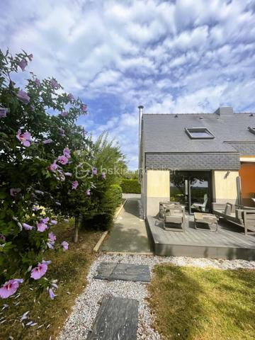 ✨ Maison contemporaine de 153 m² – Un havre de paix aux portes de Dinan
À Taden, dans un environnement privilégié à proximité des bords de Rance, découvrez cette magnifique maison contemporaine de 153 m², entièrement rénovée avec goût, où confort, luminosité et qualité de vie se conjuguent à merveille.

Dès l'entrée, le charme opère. Les généreux volumes baignés de lumière et les larges baies vitrées offrent une vue dégagée sur les champs, les bois et le jardin, créant une atmosphère apaisante et une véritable sensation d'espace.

Le salon séjour, chaleureux grâce à son poêle à bois, s'ouvre sur une cuisine moderne, aménagée et entièrement équipée. Un lieu de vie convivial, idéal pour partager de beaux moments en famille ou entre amis.

Pensée pour le confort au quotidien, la maison offre une véritable vie de plain-pied avec une chambre et une salle d'eau au rez-de-chaussée.

Au rez-de-chaussée : Entrée
Belle pièce de vie lumineuse avec poêle à bois
Cuisine ouverte, aménagée et équipée
Une chambre - Salle d'eau - WC indépendant
Buanderie & garage avec nombreux rangements

À l'étage : Mezzanine
Trois belles chambres - Salle de bains - WC indépendant
Combles avec escaliers escamotable aménagé pour plus de rangements ou pièce de vie 
Un extérieur propice à la détente
Édifiée sur une parcelle de 1 256 m², cette propriété bénéficie d'un environnement verdoyant, sans vis-à-vis, où règnent calme et sérénité.

Vous profiterez d'une grande terrasse idéale pour recevoir, d'un agréable jardin, d'un carport pouvant accueillir deux véhicules, ainsi que d'une dépendance raccordée à l'électricité, parfaite pour le rangement, un atelier ou un futur espace de loisirs.

Un emplacement recherché
Située à la campagne tout en restant proche de toutes les commodités, cette maison bénéficie d'une localisation idéale :
Arrêt de bus scolaire à proximité
Commerces, écoles et services à seulement 1,5 km
Accès rapide à Dinan et aux bords de Rance

Une maison clé en main, lumineuse, moderne et parfaitement entretenue, idéale pour une famille en quête d'espace, de confort et d'un cadre de vie exceptionnel.

Classe énergie : C
Classe climat : A
Contactez moi pour plus d'informations et pour organiser une visite.