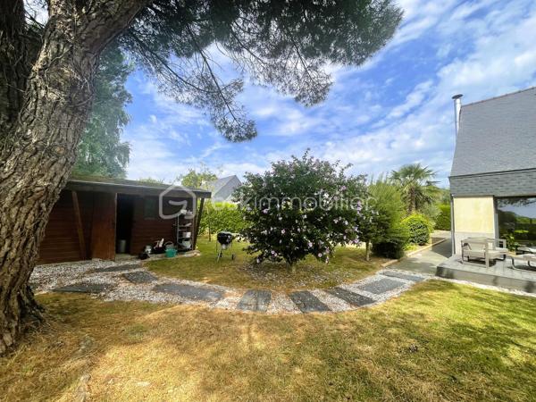 ✨ Maison contemporaine de 153 m² – Un havre de paix aux portes de Dinan
À Taden, dans un environnement privilégié à proximité des bords de Rance, découvrez cette magnifique maison contemporaine de 153 m², entièrement rénovée avec goût, où confort, luminosité et qualité de vie se conjuguent à merveille.

Dès l'entrée, le charme opère. Les généreux volumes baignés de lumière et les larges baies vitrées offrent une vue dégagée sur les champs, les bois et le jardin, créant une atmosphère apaisante et une véritable sensation d'espace.

Le salon séjour, chaleureux grâce à son poêle à bois, s'ouvre sur une cuisine moderne, aménagée et entièrement équipée. Un lieu de vie convivial, idéal pour partager de beaux moments en famille ou entre amis.

Pensée pour le confort au quotidien, la maison offre une véritable vie de plain-pied avec une chambre et une salle d'eau au rez-de-chaussée.

Au rez-de-chaussée : Entrée
Belle pièce de vie lumineuse avec poêle à bois
Cuisine ouverte, aménagée et équipée
Une chambre - Salle d'eau - WC indépendant
Buanderie & garage avec nombreux rangements

À l'étage : Mezzanine
Trois belles chambres - Salle de bains - WC indépendant
Combles avec escaliers escamotable aménagé pour plus de rangements ou pièce de vie 
Un extérieur propice à la détente
Édifiée sur une parcelle de 1 256 m², cette propriété bénéficie d'un environnement verdoyant, sans vis-à-vis, où règnent calme et sérénité.

Vous profiterez d'une grande terrasse idéale pour recevoir, d'un agréable jardin, d'un carport pouvant accueillir deux véhicules, ainsi que d'une dépendance raccordée à l'électricité, parfaite pour le rangement, un atelier ou un futur espace de loisirs.

Un emplacement recherché
Située à la campagne tout en restant proche de toutes les commodités, cette maison bénéficie d'une localisation idéale :
Arrêt de bus scolaire à proximité
Commerces, écoles et services à seulement 1,5 km
Accès rapide à Dinan et aux bords de Rance

Une maison clé en main, lumineuse, moderne et parfaitement entretenue, idéale pour une famille en quête d'espace, de confort et d'un cadre de vie exceptionnel.

Classe énergie : C
Classe climat : A
Contactez moi pour plus d'informations et pour organiser une visite.