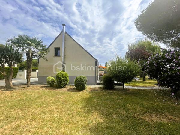 ✨ Maison contemporaine de 153 m² – Un havre de paix aux portes de Dinan
À Taden, dans un environnement privilégié à proximité des bords de Rance, découvrez cette magnifique maison contemporaine de 153 m², entièrement rénovée avec goût, où confort, luminosité et qualité de vie se conjuguent à merveille.

Dès l'entrée, le charme opère. Les généreux volumes baignés de lumière et les larges baies vitrées offrent une vue dégagée sur les champs, les bois et le jardin, créant une atmosphère apaisante et une véritable sensation d'espace.

Le salon séjour, chaleureux grâce à son poêle à bois, s'ouvre sur une cuisine moderne, aménagée et entièrement équipée. Un lieu de vie convivial, idéal pour partager de beaux moments en famille ou entre amis.

Pensée pour le confort au quotidien, la maison offre une véritable vie de plain-pied avec une chambre et une salle d'eau au rez-de-chaussée.

Au rez-de-chaussée : Entrée
Belle pièce de vie lumineuse avec poêle à bois
Cuisine ouverte, aménagée et équipée
Une chambre - Salle d'eau - WC indépendant
Buanderie & garage avec nombreux rangements

À l'étage : Mezzanine
Trois belles chambres - Salle de bains - WC indépendant
Combles avec escaliers escamotable aménagé pour plus de rangements ou pièce de vie 
Un extérieur propice à la détente
Édifiée sur une parcelle de 1 256 m², cette propriété bénéficie d'un environnement verdoyant, sans vis-à-vis, où règnent calme et sérénité.

Vous profiterez d'une grande terrasse idéale pour recevoir, d'un agréable jardin, d'un carport pouvant accueillir deux véhicules, ainsi que d'une dépendance raccordée à l'électricité, parfaite pour le rangement, un atelier ou un futur espace de loisirs.

Un emplacement recherché
Située à la campagne tout en restant proche de toutes les commodités, cette maison bénéficie d'une localisation idéale :
Arrêt de bus scolaire à proximité
Commerces, écoles et services à seulement 1,5 km
Accès rapide à Dinan et aux bords de Rance

Une maison clé en main, lumineuse, moderne et parfaitement entretenue, idéale pour une famille en quête d'espace, de confort et d'un cadre de vie exceptionnel.

Classe énergie : C
Classe climat : A
Contactez moi pour plus d'informations et pour organiser une visite.