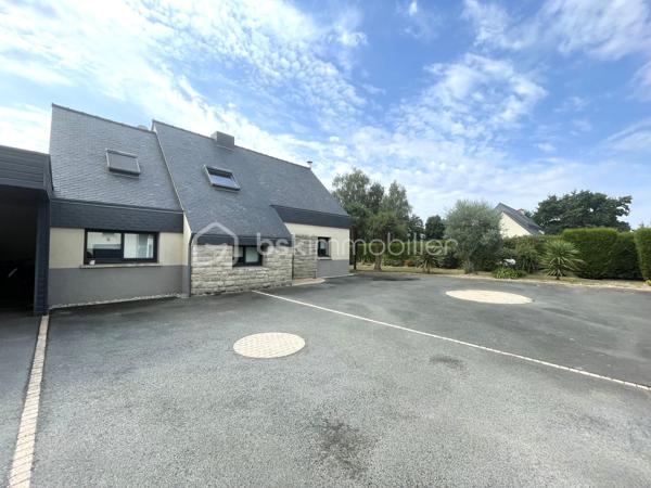 ✨ Maison contemporaine de 153 m² – Un havre de paix aux portes de Dinan
À Taden, dans un environnement privilégié à proximité des bords de Rance, découvrez cette magnifique maison contemporaine de 153 m², entièrement rénovée avec goût, où confort, luminosité et qualité de vie se conjuguent à merveille.

Dès l'entrée, le charme opère. Les généreux volumes baignés de lumière et les larges baies vitrées offrent une vue dégagée sur les champs, les bois et le jardin, créant une atmosphère apaisante et une véritable sensation d'espace.

Le salon séjour, chaleureux grâce à son poêle à bois, s'ouvre sur une cuisine moderne, aménagée et entièrement équipée. Un lieu de vie convivial, idéal pour partager de beaux moments en famille ou entre amis.

Pensée pour le confort au quotidien, la maison offre une véritable vie de plain-pied avec une chambre et une salle d'eau au rez-de-chaussée.

Au rez-de-chaussée : Entrée
Belle pièce de vie lumineuse avec poêle à bois
Cuisine ouverte, aménagée et équipée
Une chambre - Salle d'eau - WC indépendant
Buanderie & garage avec nombreux rangements

À l'étage : Mezzanine
Trois belles chambres - Salle de bains - WC indépendant
Combles avec escaliers escamotable aménagé pour plus de rangements ou pièce de vie 
Un extérieur propice à la détente
Édifiée sur une parcelle de 1 256 m², cette propriété bénéficie d'un environnement verdoyant, sans vis-à-vis, où règnent calme et sérénité.

Vous profiterez d'une grande terrasse idéale pour recevoir, d'un agréable jardin, d'un carport pouvant accueillir deux véhicules, ainsi que d'une dépendance raccordée à l'électricité, parfaite pour le rangement, un atelier ou un futur espace de loisirs.

Un emplacement recherché
Située à la campagne tout en restant proche de toutes les commodités, cette maison bénéficie d'une localisation idéale :
Arrêt de bus scolaire à proximité
Commerces, écoles et services à seulement 1,5 km
Accès rapide à Dinan et aux bords de Rance

Une maison clé en main, lumineuse, moderne et parfaitement entretenue, idéale pour une famille en quête d'espace, de confort et d'un cadre de vie exceptionnel.

Classe énergie : C
Classe climat : A
Contactez moi pour plus d'informations et pour organiser une visite.