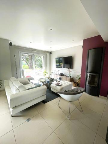 ✨ Maison contemporaine de 153 m² – Un havre de paix aux portes de Dinan
À Taden, dans un environnement privilégié à proximité des bords de Rance, découvrez cette magnifique maison contemporaine de 153 m², entièrement rénovée avec goût, où confort, luminosité et qualité de vie se conjuguent à merveille.

Dès l'entrée, le charme opère. Les généreux volumes baignés de lumière et les larges baies vitrées offrent une vue dégagée sur les champs, les bois et le jardin, créant une atmosphère apaisante et une véritable sensation d'espace.

Le salon séjour, chaleureux grâce à son poêle à bois, s'ouvre sur une cuisine moderne, aménagée et entièrement équipée. Un lieu de vie convivial, idéal pour partager de beaux moments en famille ou entre amis.

Pensée pour le confort au quotidien, la maison offre une véritable vie de plain-pied avec une chambre et une salle d'eau au rez-de-chaussée.

Au rez-de-chaussée : Entrée
Belle pièce de vie lumineuse avec poêle à bois
Cuisine ouverte, aménagée et équipée
Une chambre - Salle d'eau - WC indépendant
Buanderie & garage avec nombreux rangements

À l'étage : Mezzanine
Trois belles chambres - Salle de bains - WC indépendant
Combles avec escaliers escamotable aménagé pour plus de rangements ou pièce de vie 
Un extérieur propice à la détente
Édifiée sur une parcelle de 1 256 m², cette propriété bénéficie d'un environnement verdoyant, sans vis-à-vis, où règnent calme et sérénité.

Vous profiterez d'une grande terrasse idéale pour recevoir, d'un agréable jardin, d'un carport pouvant accueillir deux véhicules, ainsi que d'une dépendance raccordée à l'électricité, parfaite pour le rangement, un atelier ou un futur espace de loisirs.

Un emplacement recherché
Située à la campagne tout en restant proche de toutes les commodités, cette maison bénéficie d'une localisation idéale :
Arrêt de bus scolaire à proximité
Commerces, écoles et services à seulement 1,5 km
Accès rapide à Dinan et aux bords de Rance

Une maison clé en main, lumineuse, moderne et parfaitement entretenue, idéale pour une famille en quête d'espace, de confort et d'un cadre de vie exceptionnel.

Classe énergie : C
Classe climat : A
Contactez moi pour plus d'informations et pour organiser une visite.