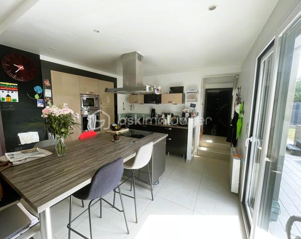 ✨ Maison contemporaine de 153 m² – Un havre de paix aux portes de Dinan
À Taden, dans un environnement privilégié à proximité des bords de Rance, découvrez cette magnifique maison contemporaine de 153 m², entièrement rénovée avec goût, où confort, luminosité et qualité de vie se conjuguent à merveille.

Dès l'entrée, le charme opère. Les généreux volumes baignés de lumière et les larges baies vitrées offrent une vue dégagée sur les champs, les bois et le jardin, créant une atmosphère apaisante et une véritable sensation d'espace.

Le salon séjour, chaleureux grâce à son poêle à bois, s'ouvre sur une cuisine moderne, aménagée et entièrement équipée. Un lieu de vie convivial, idéal pour partager de beaux moments en famille ou entre amis.

Pensée pour le confort au quotidien, la maison offre une véritable vie de plain-pied avec une chambre et une salle d'eau au rez-de-chaussée.

Au rez-de-chaussée : Entrée
Belle pièce de vie lumineuse avec poêle à bois
Cuisine ouverte, aménagée et équipée
Une chambre - Salle d'eau - WC indépendant
Buanderie & garage avec nombreux rangements

À l'étage : Mezzanine
Trois belles chambres - Salle de bains - WC indépendant
Combles avec escaliers escamotable aménagé pour plus de rangements ou pièce de vie 
Un extérieur propice à la détente
Édifiée sur une parcelle de 1 256 m², cette propriété bénéficie d'un environnement verdoyant, sans vis-à-vis, où règnent calme et sérénité.

Vous profiterez d'une grande terrasse idéale pour recevoir, d'un agréable jardin, d'un carport pouvant accueillir deux véhicules, ainsi que d'une dépendance raccordée à l'électricité, parfaite pour le rangement, un atelier ou un futur espace de loisirs.

Un emplacement recherché
Située à la campagne tout en restant proche de toutes les commodités, cette maison bénéficie d'une localisation idéale :
Arrêt de bus scolaire à proximité
Commerces, écoles et services à seulement 1,5 km
Accès rapide à Dinan et aux bords de Rance

Une maison clé en main, lumineuse, moderne et parfaitement entretenue, idéale pour une famille en quête d'espace, de confort et d'un cadre de vie exceptionnel.

Classe énergie : C
Classe climat : A
Contactez moi pour plus d'informations et pour organiser une visite.