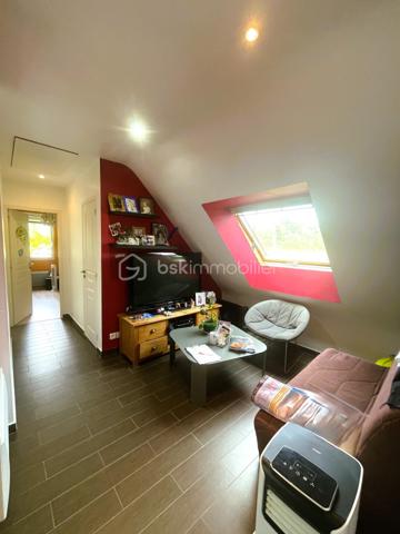 ✨ Maison contemporaine de 153 m² – Un havre de paix aux portes de Dinan
À Taden, dans un environnement privilégié à proximité des bords de Rance, découvrez cette magnifique maison contemporaine de 153 m², entièrement rénovée avec goût, où confort, luminosité et qualité de vie se conjuguent à merveille.

Dès l'entrée, le charme opère. Les généreux volumes baignés de lumière et les larges baies vitrées offrent une vue dégagée sur les champs, les bois et le jardin, créant une atmosphère apaisante et une véritable sensation d'espace.

Le salon séjour, chaleureux grâce à son poêle à bois, s'ouvre sur une cuisine moderne, aménagée et entièrement équipée. Un lieu de vie convivial, idéal pour partager de beaux moments en famille ou entre amis.

Pensée pour le confort au quotidien, la maison offre une véritable vie de plain-pied avec une chambre et une salle d'eau au rez-de-chaussée.

Au rez-de-chaussée : Entrée
Belle pièce de vie lumineuse avec poêle à bois
Cuisine ouverte, aménagée et équipée
Une chambre - Salle d'eau - WC indépendant
Buanderie & garage avec nombreux rangements

À l'étage : Mezzanine
Trois belles chambres - Salle de bains - WC indépendant
Combles avec escaliers escamotable aménagé pour plus de rangements ou pièce de vie 
Un extérieur propice à la détente
Édifiée sur une parcelle de 1 256 m², cette propriété bénéficie d'un environnement verdoyant, sans vis-à-vis, où règnent calme et sérénité.

Vous profiterez d'une grande terrasse idéale pour recevoir, d'un agréable jardin, d'un carport pouvant accueillir deux véhicules, ainsi que d'une dépendance raccordée à l'électricité, parfaite pour le rangement, un atelier ou un futur espace de loisirs.

Un emplacement recherché
Située à la campagne tout en restant proche de toutes les commodités, cette maison bénéficie d'une localisation idéale :
Arrêt de bus scolaire à proximité
Commerces, écoles et services à seulement 1,5 km
Accès rapide à Dinan et aux bords de Rance

Une maison clé en main, lumineuse, moderne et parfaitement entretenue, idéale pour une famille en quête d'espace, de confort et d'un cadre de vie exceptionnel.

Classe énergie : C
Classe climat : A
Contactez moi pour plus d'informations et pour organiser une visite.