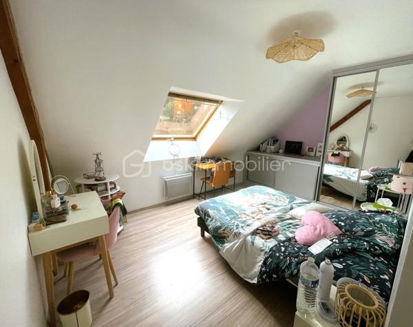 ✨ Maison contemporaine de 153 m² – Un havre de paix aux portes de Dinan
À Taden, dans un environnement privilégié à proximité des bords de Rance, découvrez cette magnifique maison contemporaine de 153 m², entièrement rénovée avec goût, où confort, luminosité et qualité de vie se conjuguent à merveille.

Dès l'entrée, le charme opère. Les généreux volumes baignés de lumière et les larges baies vitrées offrent une vue dégagée sur les champs, les bois et le jardin, créant une atmosphère apaisante et une véritable sensation d'espace.

Le salon séjour, chaleureux grâce à son poêle à bois, s'ouvre sur une cuisine moderne, aménagée et entièrement équipée. Un lieu de vie convivial, idéal pour partager de beaux moments en famille ou entre amis.

Pensée pour le confort au quotidien, la maison offre une véritable vie de plain-pied avec une chambre et une salle d'eau au rez-de-chaussée.

Au rez-de-chaussée : Entrée
Belle pièce de vie lumineuse avec poêle à bois
Cuisine ouverte, aménagée et équipée
Une chambre - Salle d'eau - WC indépendant
Buanderie & garage avec nombreux rangements

À l'étage : Mezzanine
Trois belles chambres - Salle de bains - WC indépendant
Combles avec escaliers escamotable aménagé pour plus de rangements ou pièce de vie 
Un extérieur propice à la détente
Édifiée sur une parcelle de 1 256 m², cette propriété bénéficie d'un environnement verdoyant, sans vis-à-vis, où règnent calme et sérénité.

Vous profiterez d'une grande terrasse idéale pour recevoir, d'un agréable jardin, d'un carport pouvant accueillir deux véhicules, ainsi que d'une dépendance raccordée à l'électricité, parfaite pour le rangement, un atelier ou un futur espace de loisirs.

Un emplacement recherché
Située à la campagne tout en restant proche de toutes les commodités, cette maison bénéficie d'une localisation idéale :
Arrêt de bus scolaire à proximité
Commerces, écoles et services à seulement 1,5 km
Accès rapide à Dinan et aux bords de Rance

Une maison clé en main, lumineuse, moderne et parfaitement entretenue, idéale pour une famille en quête d'espace, de confort et d'un cadre de vie exceptionnel.

Classe énergie : C
Classe climat : A
Contactez moi pour plus d'informations et pour organiser une visite.