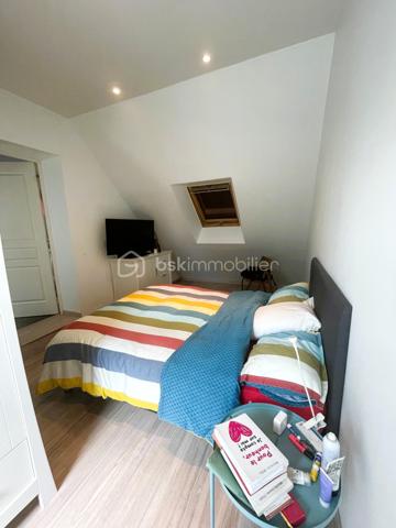 ✨ Maison contemporaine de 153 m² – Un havre de paix aux portes de Dinan
À Taden, dans un environnement privilégié à proximité des bords de Rance, découvrez cette magnifique maison contemporaine de 153 m², entièrement rénovée avec goût, où confort, luminosité et qualité de vie se conjuguent à merveille.

Dès l'entrée, le charme opère. Les généreux volumes baignés de lumière et les larges baies vitrées offrent une vue dégagée sur les champs, les bois et le jardin, créant une atmosphère apaisante et une véritable sensation d'espace.

Le salon séjour, chaleureux grâce à son poêle à bois, s'ouvre sur une cuisine moderne, aménagée et entièrement équipée. Un lieu de vie convivial, idéal pour partager de beaux moments en famille ou entre amis.

Pensée pour le confort au quotidien, la maison offre une véritable vie de plain-pied avec une chambre et une salle d'eau au rez-de-chaussée.

Au rez-de-chaussée : Entrée
Belle pièce de vie lumineuse avec poêle à bois
Cuisine ouverte, aménagée et équipée
Une chambre - Salle d'eau - WC indépendant
Buanderie & garage avec nombreux rangements

À l'étage : Mezzanine
Trois belles chambres - Salle de bains - WC indépendant
Combles avec escaliers escamotable aménagé pour plus de rangements ou pièce de vie 
Un extérieur propice à la détente
Édifiée sur une parcelle de 1 256 m², cette propriété bénéficie d'un environnement verdoyant, sans vis-à-vis, où règnent calme et sérénité.

Vous profiterez d'une grande terrasse idéale pour recevoir, d'un agréable jardin, d'un carport pouvant accueillir deux véhicules, ainsi que d'une dépendance raccordée à l'électricité, parfaite pour le rangement, un atelier ou un futur espace de loisirs.

Un emplacement recherché
Située à la campagne tout en restant proche de toutes les commodités, cette maison bénéficie d'une localisation idéale :
Arrêt de bus scolaire à proximité
Commerces, écoles et services à seulement 1,5 km
Accès rapide à Dinan et aux bords de Rance

Une maison clé en main, lumineuse, moderne et parfaitement entretenue, idéale pour une famille en quête d'espace, de confort et d'un cadre de vie exceptionnel.

Classe énergie : C
Classe climat : A
Contactez moi pour plus d'informations et pour organiser une visite.