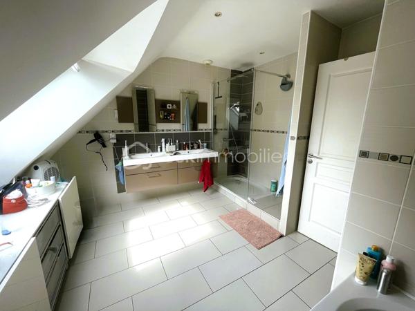 ✨ Maison contemporaine de 153 m² – Un havre de paix aux portes de Dinan
À Taden, dans un environnement privilégié à proximité des bords de Rance, découvrez cette magnifique maison contemporaine de 153 m², entièrement rénovée avec goût, où confort, luminosité et qualité de vie se conjuguent à merveille.

Dès l'entrée, le charme opère. Les généreux volumes baignés de lumière et les larges baies vitrées offrent une vue dégagée sur les champs, les bois et le jardin, créant une atmosphère apaisante et une véritable sensation d'espace.

Le salon séjour, chaleureux grâce à son poêle à bois, s'ouvre sur une cuisine moderne, aménagée et entièrement équipée. Un lieu de vie convivial, idéal pour partager de beaux moments en famille ou entre amis.

Pensée pour le confort au quotidien, la maison offre une véritable vie de plain-pied avec une chambre et une salle d'eau au rez-de-chaussée.

Au rez-de-chaussée : Entrée
Belle pièce de vie lumineuse avec poêle à bois
Cuisine ouverte, aménagée et équipée
Une chambre - Salle d'eau - WC indépendant
Buanderie & garage avec nombreux rangements

À l'étage : Mezzanine
Trois belles chambres - Salle de bains - WC indépendant
Combles avec escaliers escamotable aménagé pour plus de rangements ou pièce de vie 
Un extérieur propice à la détente
Édifiée sur une parcelle de 1 256 m², cette propriété bénéficie d'un environnement verdoyant, sans vis-à-vis, où règnent calme et sérénité.

Vous profiterez d'une grande terrasse idéale pour recevoir, d'un agréable jardin, d'un carport pouvant accueillir deux véhicules, ainsi que d'une dépendance raccordée à l'électricité, parfaite pour le rangement, un atelier ou un futur espace de loisirs.

Un emplacement recherché
Située à la campagne tout en restant proche de toutes les commodités, cette maison bénéficie d'une localisation idéale :
Arrêt de bus scolaire à proximité
Commerces, écoles et services à seulement 1,5 km
Accès rapide à Dinan et aux bords de Rance

Une maison clé en main, lumineuse, moderne et parfaitement entretenue, idéale pour une famille en quête d'espace, de confort et d'un cadre de vie exceptionnel.

Classe énergie : C
Classe climat : A
Contactez moi pour plus d'informations et pour organiser une visite.