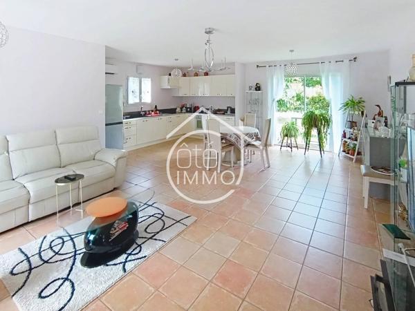 Saint-Pierre-d'Eyraud : Maison de 101m² avec jardin clos et garage