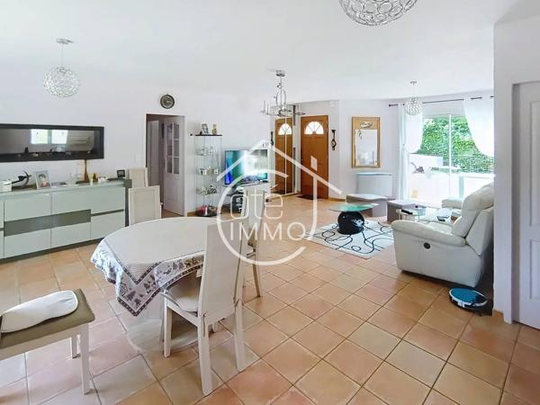 Saint-Pierre-d'Eyraud : Maison de 101m² avec jardin clos et garage