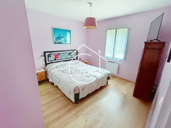 Saint-Pierre-d'Eyraud : Maison de 101m² avec jardin clos et garage