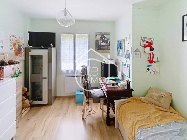 Saint-Pierre-d'Eyraud : Maison de 101m² avec jardin clos et garage