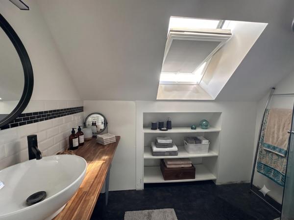Maison familiale entièrement rénovée – 5 chambres et sous-sol