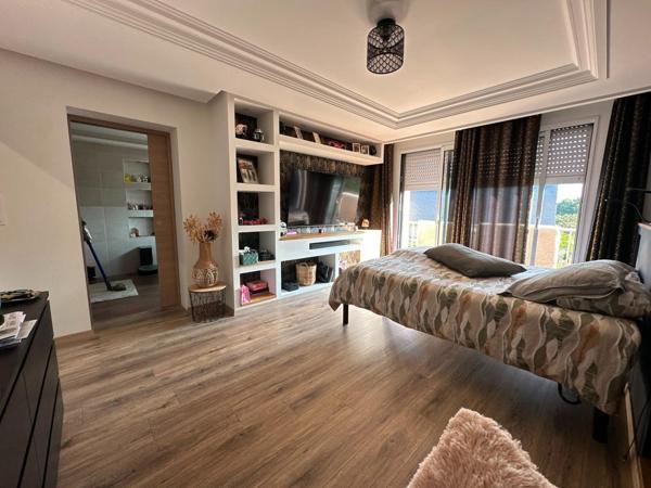 Maison familiale entièrement rénovée – 5 chambres et sous-sol
