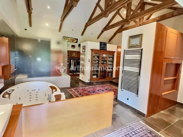 Vente                                                      Maison
                        
                     12 pièces                      680 m2                     à Tinténiac