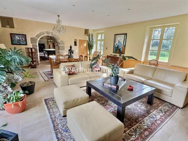 Vente                                                      Maison
                        
                     12 pièces                      680 m2                     à Tinténiac