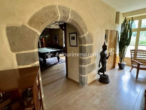 Vente                                                      Maison
                        
                     12 pièces                      680 m2                     à Tinténiac