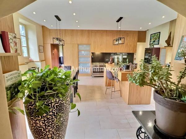 Vente                                                      Maison
                        
                     12 pièces                      680 m2                     à Tinténiac