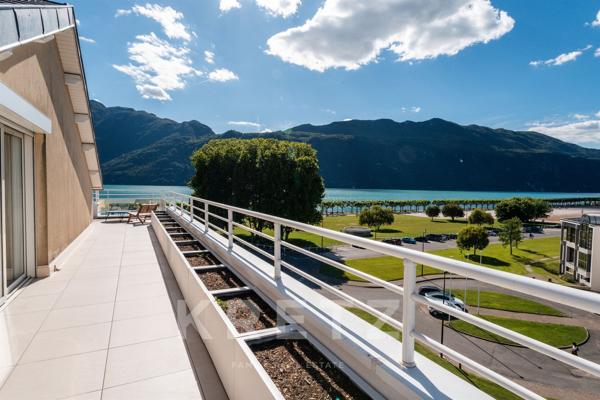 Appartement dernier étage, esplanade Aix les Bains, face au lac du Bourget