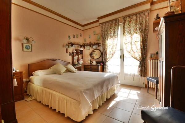 Périgourdine idéalement située 5 chambres sur un beau terrain Paysager à Pineuilh (33)