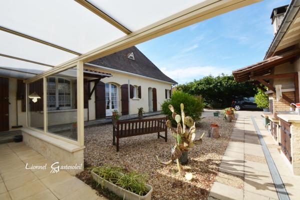 Périgourdine idéalement située 5 chambres sur un beau terrain Paysager à Pineuilh (33)