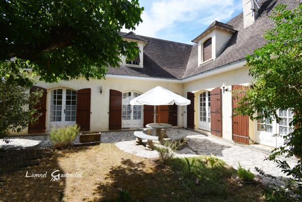 Périgourdine idéalement située 5 chambres sur un beau terrain Paysager à Pineuilh (33)