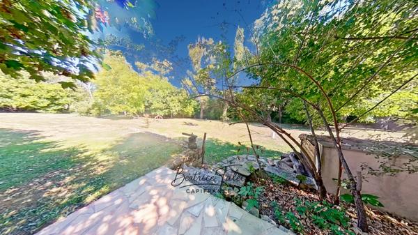 Forcalquier – Ancien moulin rénové 390 m² – 4 gîtes – parc 1,3 ha avec source naturelle, Provence, Haute-Provence