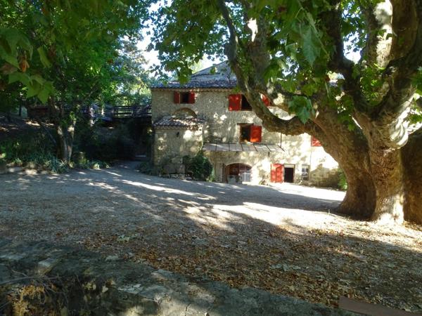 Forcalquier – Ancien moulin rénové 390 m² – 4 gîtes – parc 1,3 ha avec source naturelle, Provence, Haute-Provence