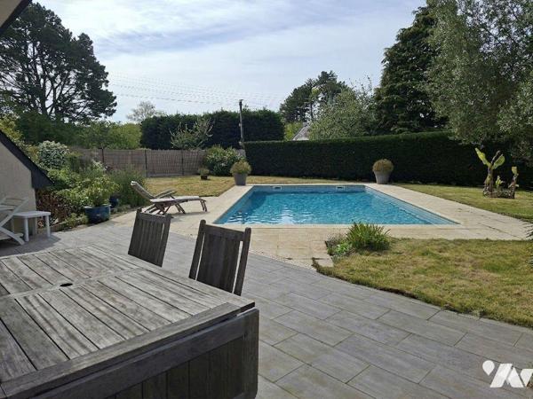 Maison d'habitation avec Piscine composée d'une entrée avec placard, salon/séjour avec cheminée...