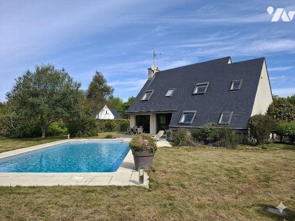 Maison d'habitation avec Piscine composée d'une entrée avec placard, salon/séjour avec cheminée...