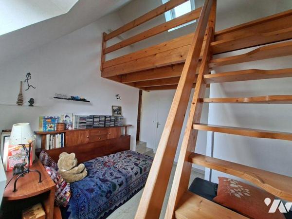 Maison d'habitation avec Piscine composée d'une entrée avec placard, salon/séjour avec cheminée...