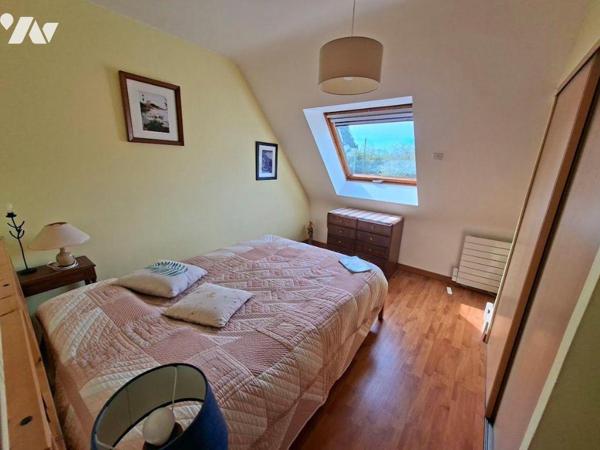 Maison d'habitation avec Piscine composée d'une entrée avec placard, salon/séjour avec cheminée...