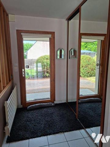 Maison d'habitation avec Piscine composée d'une entrée avec placard, salon/séjour avec cheminée...
